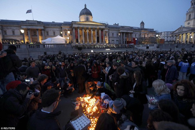 Dòng người đổ về quảng trường Trafalgar để cầu nguyện cho nạn nhân của vụ khủng bố tại Anh - Ảnh 4.