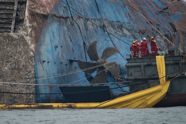 Chùm ảnh: Lạnh người với hình ảnh phà Sewol gỉ sét nghiêm trọng sau 3 năm chìm sâu dưới đáy đại dương - Ảnh 7.