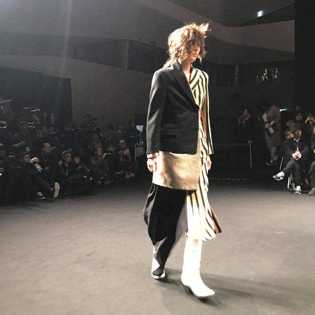 Seoul Fashion Week: Phí Phương Anh tóc tím nổi bần bật trên hàng ghế đầu cùng stylist Hoàng Ku - Ảnh 17.