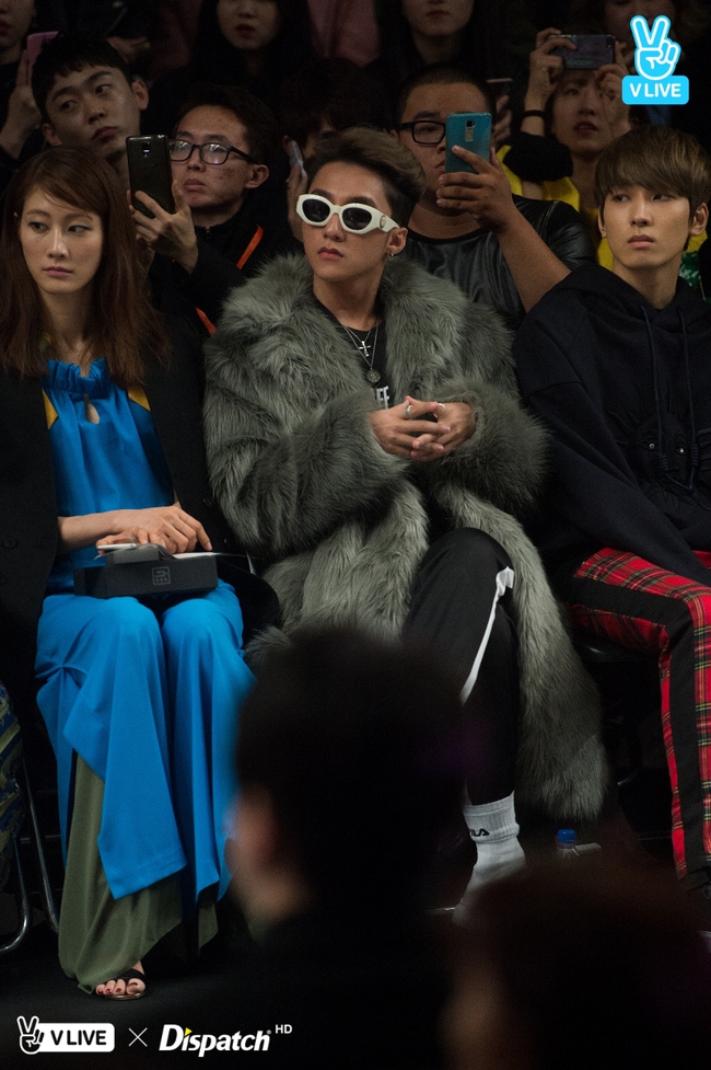 Seoul Fashion Week: Sơn Tùng M-TP khoác áo lông dài ngoài đồ thể thao, đeo kính râm xuất hiện cực ngầu - Ảnh 8.