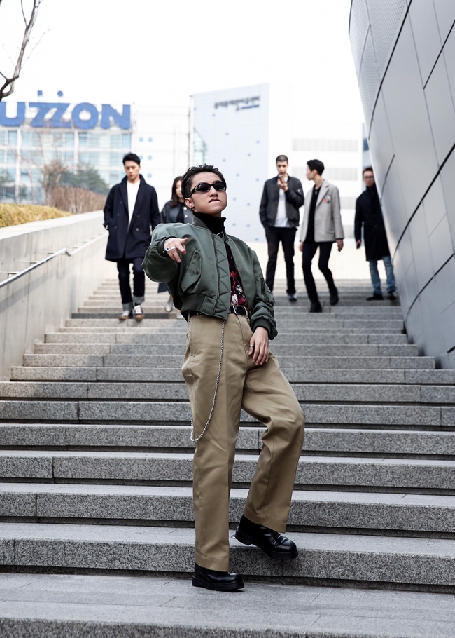 Seoul Fashion Week: Dự show thứ 2 trong ngày, Sơn Tùng tự làm stylist ra set đồ như đồ của bố - Ảnh 3.