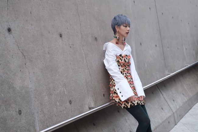 Seoul Fashion Week: Ph&iacute; Phương Anh lại đổi m&agrave;u t&oacute;c, kẻ mắt sắc lẹm c&ugrave;ng Ho&agrave;ng Ku khoe style sexy - Ảnh 4.