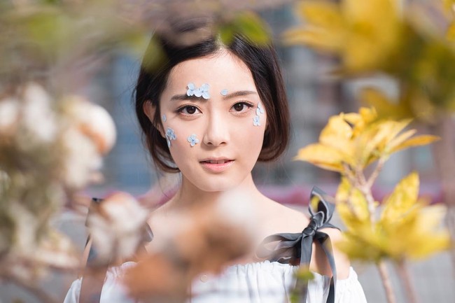 Các idol xứ Hàn tích cực sống ảo với kiểu makeup dính hoa khô và sticker lên mặt - Ảnh 4.
