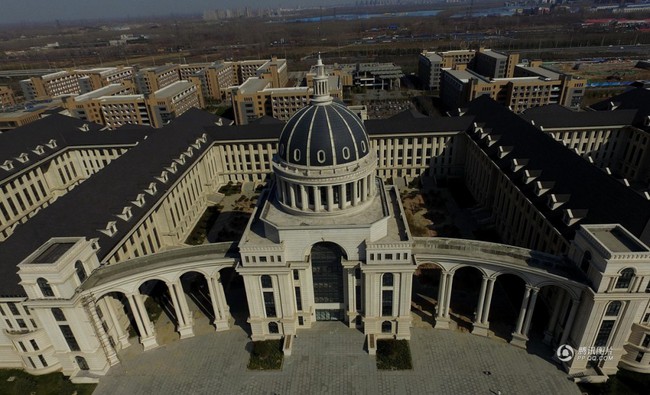 Xây nhái Nhà Trắng chưa đủ, trường Đại học Trung Quốc còn cho lai cả Tòa nhà Quốc hội Mỹ - Ảnh 7.