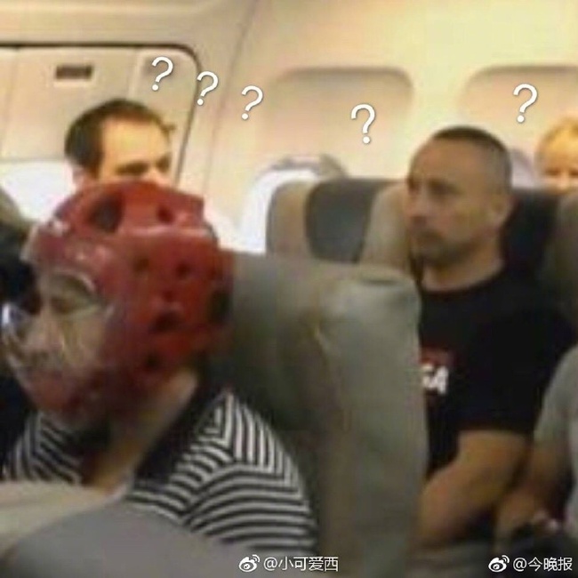Không muốn bị thương khi đi máy bay của United Airlines, cư dân mạng kháo nhau đội mũ bảo hiểm cho chắc cú - Ảnh 4.