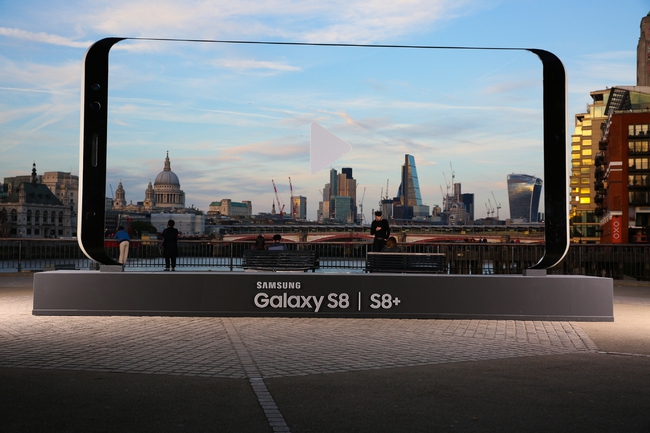 Samsung chơi trội dựng hẳn biển quảng cáo hình Galaxy S8 dài tới 7 mét - Ảnh 1.