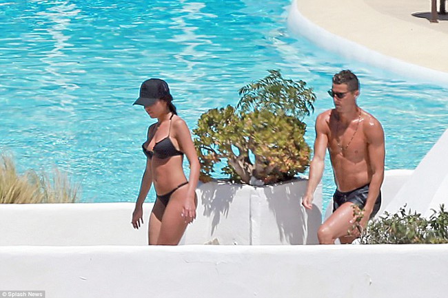 Georgina nóng bỏng với bikini cùng Ronaldo đến đảo thiên đường - Ảnh 1.
