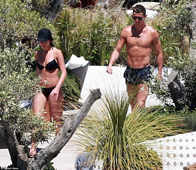 Georgina nóng bỏng với bikini cùng Ronaldo đến đảo thiên đường - Ảnh 3.