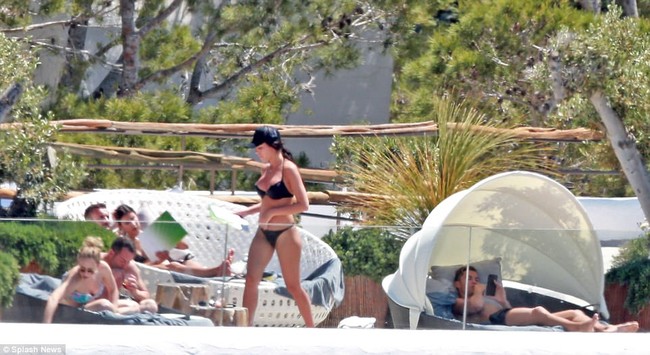 Georgina nóng bỏng với bikini cùng Ronaldo đến đảo thiên đường - Ảnh 8.