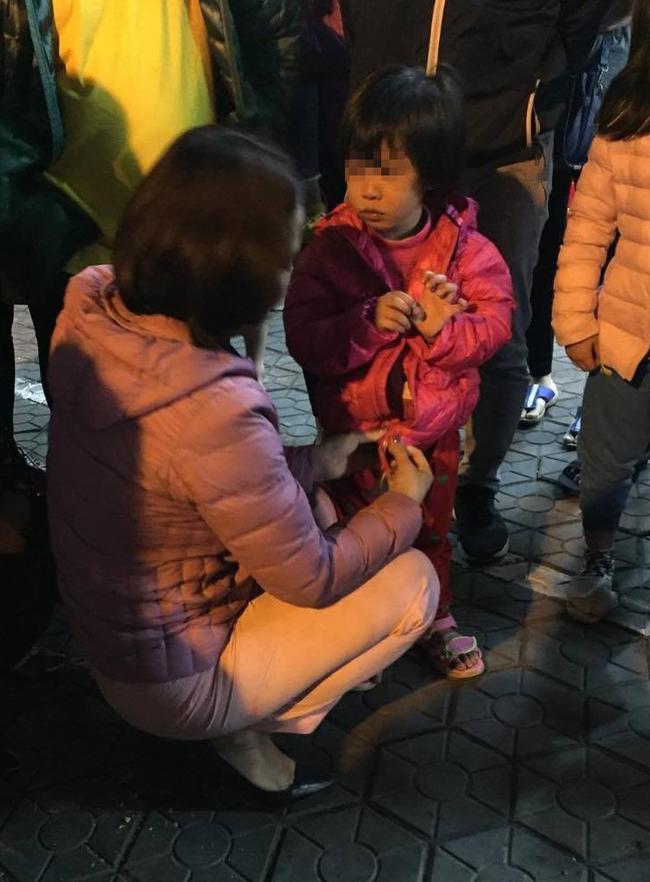 H&agrave; Nội: X&oacute;t xa b&eacute; g&aacute;i bị bỏ rơi ngay giữa đường - Ảnh 3.
