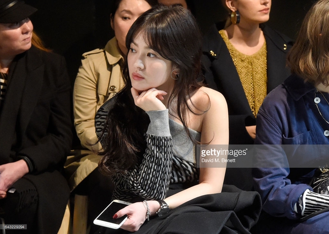 Dự show Burberry, Song Hye Kyo xinh đẹp nhưng lại mất điểm v&igrave; chiếc v&aacute;y nuốt hết đường cong - Ảnh 5.