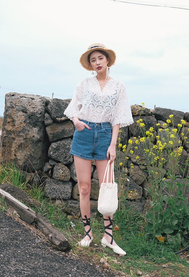 Mùa hè nhất định phải mặc jean shorts rồi, mix thế nào cũng đẹp ngất ngây thế này kia mà! - Ảnh 20.