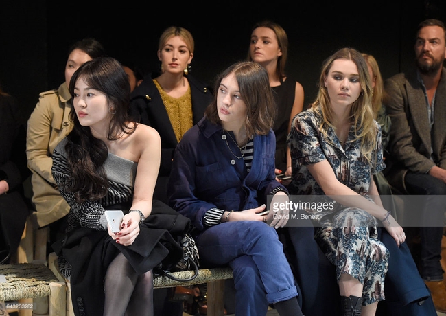 Dự show Burberry, Song Hye Kyo xinh đẹp nhưng lại mất điểm v&igrave; chiếc v&aacute;y nuốt hết đường cong - Ảnh 6.