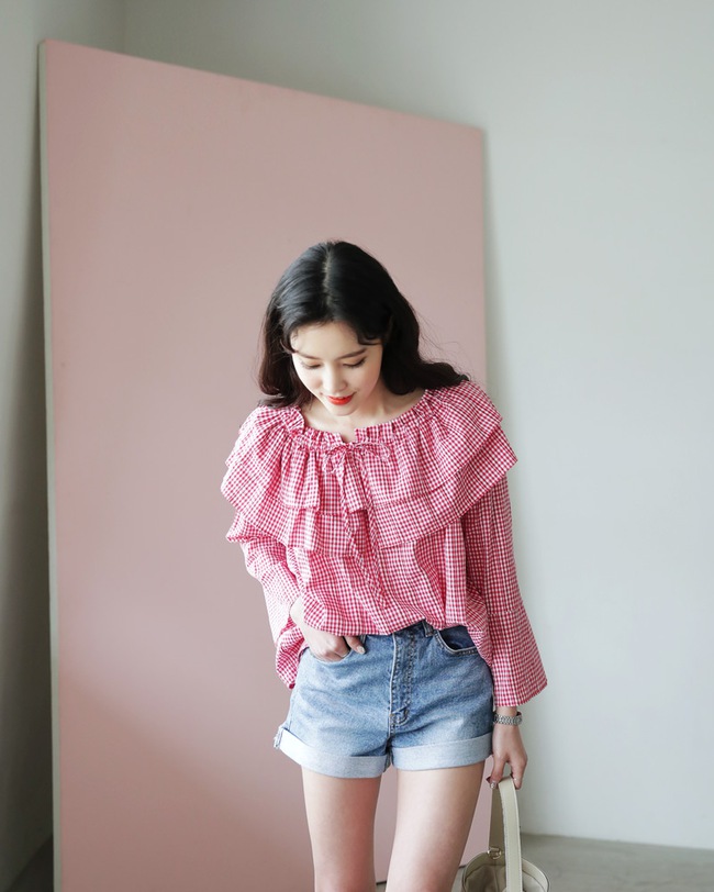 Mùa hè nhất định phải mặc jean shorts rồi, mix thế nào cũng đẹp ngất ngây thế này kia mà! - Ảnh 21.