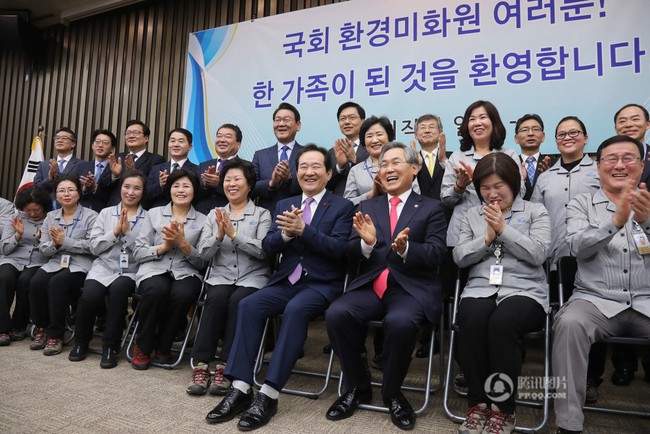 Tổng thư ký Quốc hội Hàn Quốc quỳ gối cảm tạ nhân viên vệ sinh nhân dịp đầu năm mới - Ảnh 5.