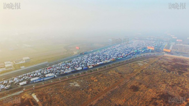 Trung Quốc: Kinh hoàng cảnh tượng hàng ngàn chiếc xe nối đuôi nhau đi vào thành phố sau kỳ nghỉ lễ - Ảnh 5.