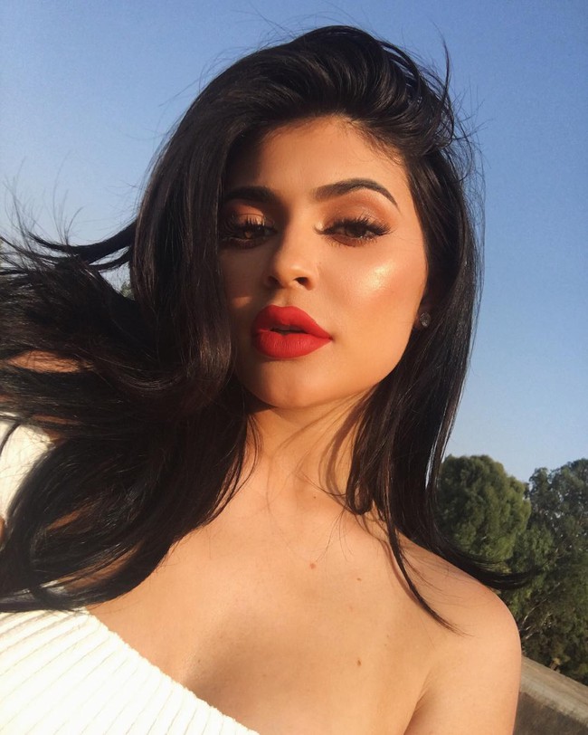 Cặp môi của Kylie Jenner tiếp tục trở thành chủ đề bàn tán, nhưng lần này là vì trông... mỏng hơn hẳn - Ảnh 4.