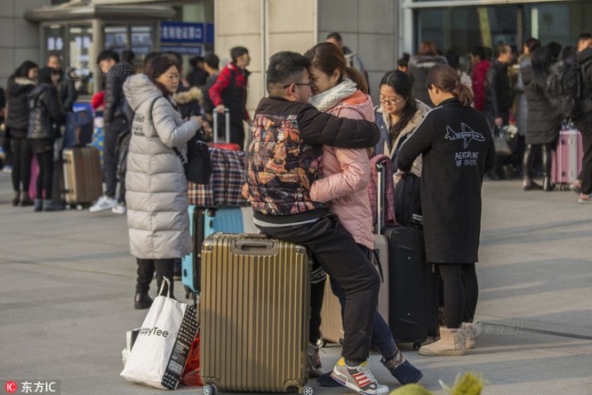 Những cái ôm hôn dịp giao thông mùa Tết ở Trung Quốc: Đem tình yêu về quê ăn Tết - Ảnh 11.