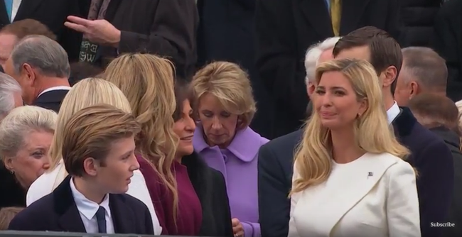Cuối cùng thì cậu út Barron nhà tân Tổng thống Donald Trump đã xuất hiện trong buổi lễ nhậm chức của cha - Ảnh 2.