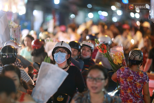 Khuya 29 Tết, hàng nghìn người và xe cộ vẫn đang chen chúc ở chợ hoa lớn nhất Sài Gòn - Ảnh 5.