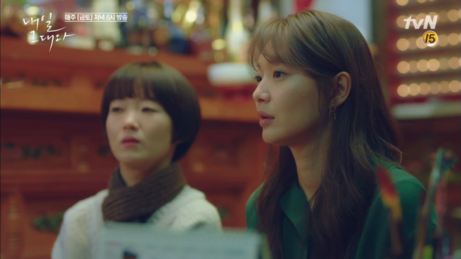 “Tomorrow With You”: Không tin chồng du hành thời gian, Shin Min Ah tìm gặp bà đồng - Ảnh 2.
