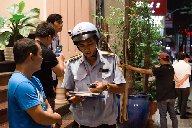 Nhiều chủ khách sạn ở quận 1 cuống cuồng ôm bảng hiệu chạy vào nhà khi thấy lực lượng đi dẹp vỉa hè - Ảnh 3.