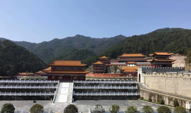 Sinh viên Trung Quốc thích thú với trường học có lối thiết kế như Hoàng cung, đi học như lên chầu - Ảnh 3.
