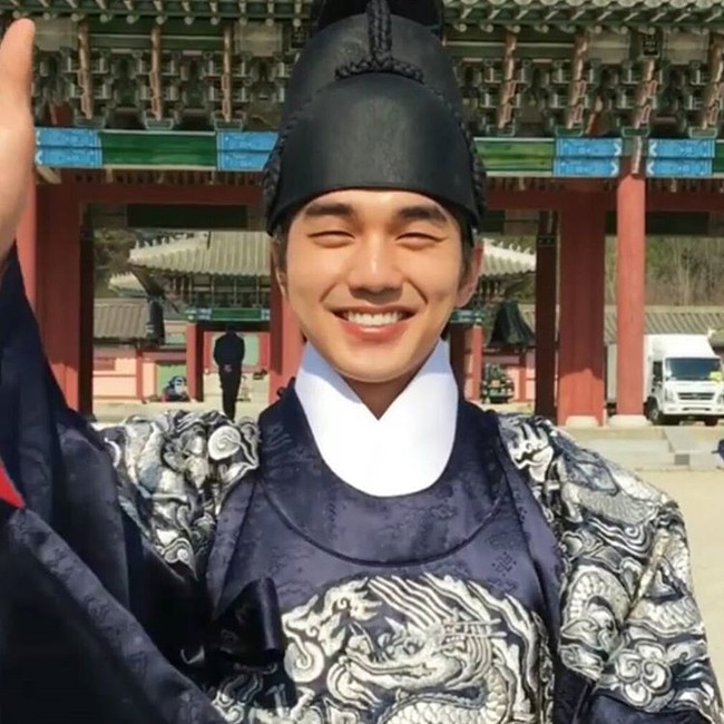 Mỹ nam Yoo Seung Ho đeo mặt nạ vẫn toả kh&iacute; chất ng&uacute;t ng&agrave;n cạnh Kim So Hyun - Ảnh 6.