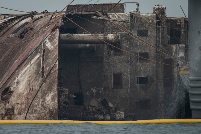 Ch&ugrave;m ảnh: Lạnh người với h&igrave;nh ảnh ph&agrave; Sewol gỉ s&eacute;t nghi&ecirc;m trọng sau 3 năm ch&igrave;m s&acirc;u dưới đ&aacute;y đại dương - Ảnh 11.