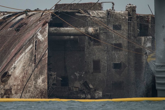 Chùm ảnh: Lạnh người với hình ảnh phà Sewol gỉ sét nghiêm trọng sau 3 năm chìm sâu dưới đáy đại dương - Ảnh 11.