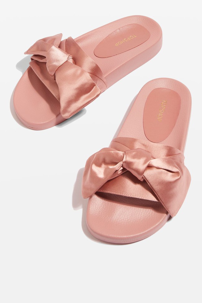 Cả Topshop và Forever 21 cùng copy y xì dép nơ của Rihanna, giá rẻ chỉ bằng 1/4 - Ảnh 2. Cả Topshop và Forever 21 cùng copy y xì dép nơ của Rihanna, giá rẻ chỉ bằng 1/4 - Ảnh 2.