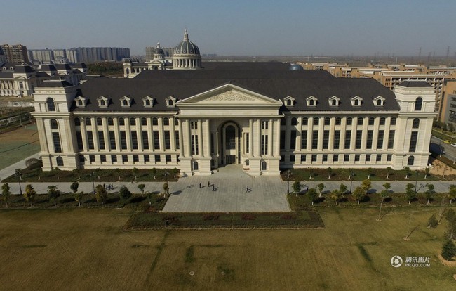 Xây nhái Nhà Trắng chưa đủ, trường Đại học Trung Quốc còn cho lai cả Tòa nhà Quốc hội Mỹ - Ảnh 5.