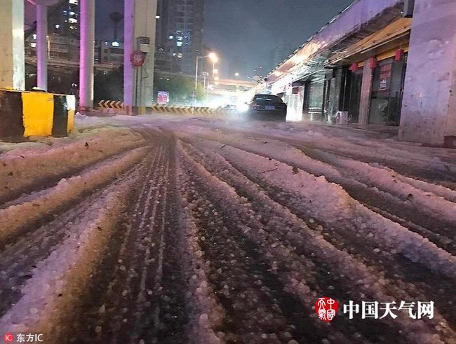 Trung Quốc: Mưa đá to khủng khiếp khiến người dân gặp nhiều khó khăn - Ảnh 5.