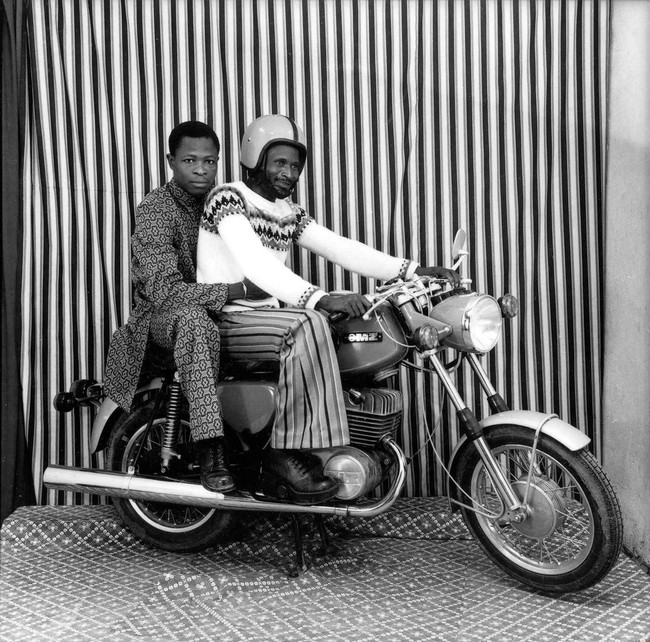 Th&uacute; vị: Mẫu nam ăn vận s&agrave;nh điệu ngồi vắt vẻo tr&ecirc;n xe Honda Cub trong chiến dịch quảng b&aacute; mới của Gucci - Ảnh 3.