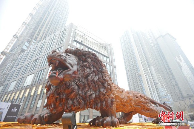 Bức tượng sư tử gỗ oai vệ cao 5m, dài 15m khiến người xem choáng ngợp - Ảnh 5.