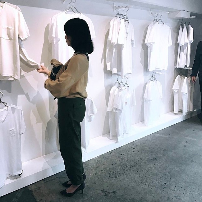 Shop bán áo phông trắng