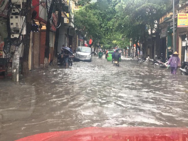 Hà Nội: Mưa lớn kèm gió to, cây đổ đè lên nhiều ô tô và xe máy - Ảnh 8.