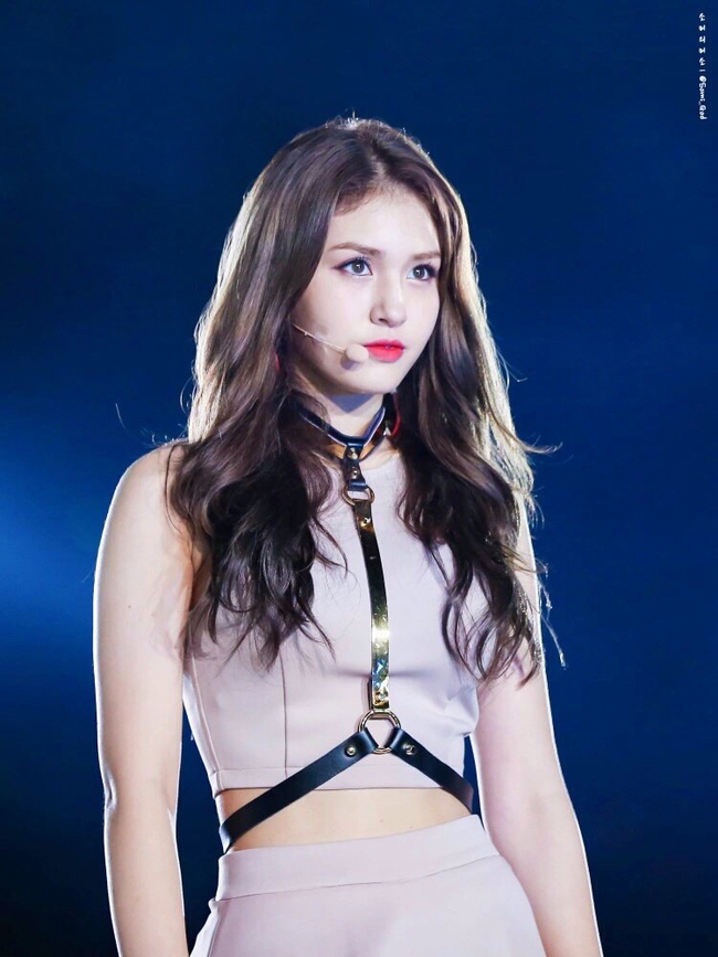 Đến Dispatch cũng b&oacute; tay kh&ocirc;ng chọn nổi Somi (I.O.I) hay Tzuyu (TWICE) đẹp hơn - Ảnh 11.