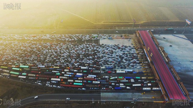 Trung Quốc: Kinh hoàng cảnh tượng hàng ngàn chiếc xe nối đuôi nhau đi vào thành phố sau kỳ nghỉ lễ - Ảnh 6.