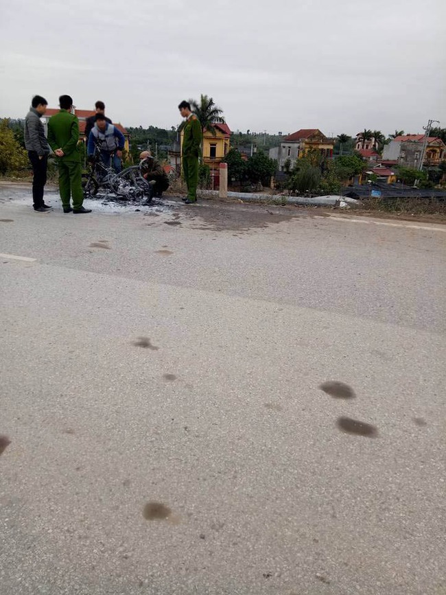 Hưng Y&ecirc;n: Xe m&aacute;y bất ngờ bốc ch&aacute;y chủ xe chỉ biết thất thần ngồi kh&oacute;c - Ảnh 2.