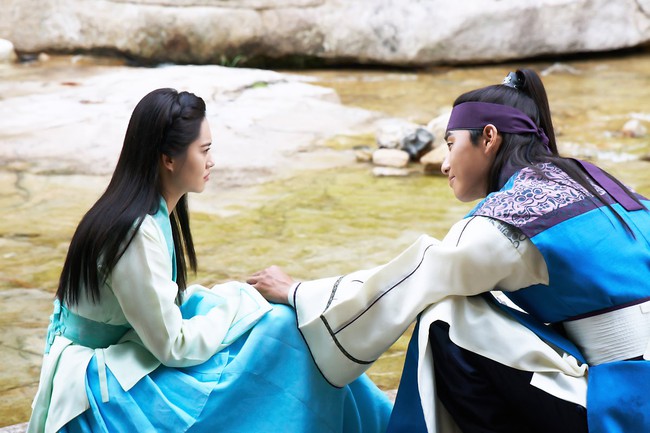 Hwarang: Vừa nói yêu Go Ara, Park Seo Joon lĩnh ngay một mũi tên chí mạng - Ảnh 8.