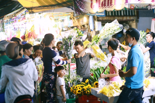 Khuya 29 Tết, hàng nghìn người và xe cộ vẫn đang chen chúc ở chợ hoa lớn nhất Sài Gòn - Ảnh 12.
