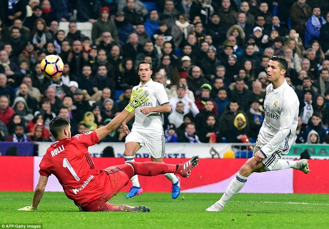 Ronaldo ghi b&agrave;n, Real cho Barca ngửi kh&oacute;i trong cuộc đua v&ocirc; địch - Ảnh 8.