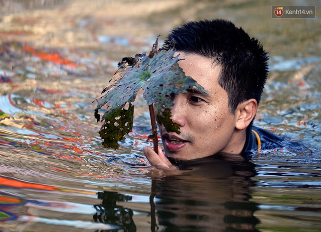 Ngụy trang bắt vịt, bịt mắt bắt lợn tại lễ hội xuân làng lụa Vạn Phúc - Ảnh 6.