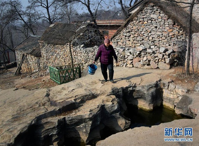 Trung Quốc: Ở nơi thâm sơn cùng cốc có một ngôi làng được làm hoàn toàn từ đá tảng rất ít người biết - Ảnh 4.