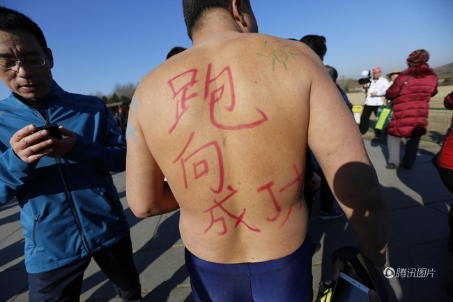 Bất chấp thời tiết giá lạnh, người dân Trung Quốc vẫn mặc đồ bơi chạy bộ giữa trời - Ảnh 7.