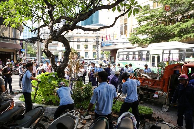 Hàng rào trên vỉa hè của Ngân hàng nhà nước bị Phó chủ tịch quận 1 phá bỏ - Ảnh 7.