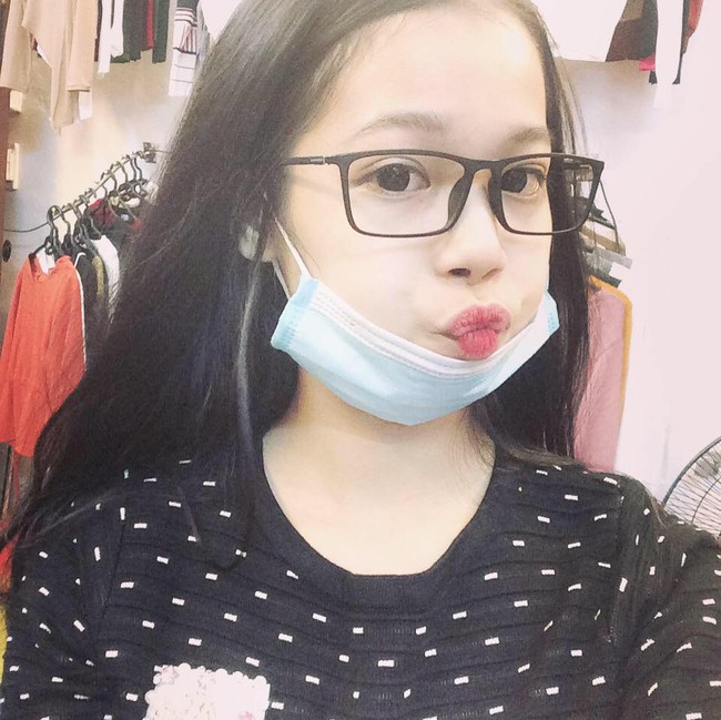 C&ocirc; n&agrave;ng bỗng dưng nổi tiếng v&igrave; đi đ&acirc;u, l&agrave;m g&igrave; cũng... đeo khẩu trang chụp ảnh - Ảnh 4.