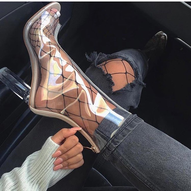 C&aacute;c c&ocirc; n&agrave;ng đ&uacute; đởn diện boots trong suốt giống Kim v&agrave; nhận ra sự thật bốc m&ugrave;i - Ảnh 5.