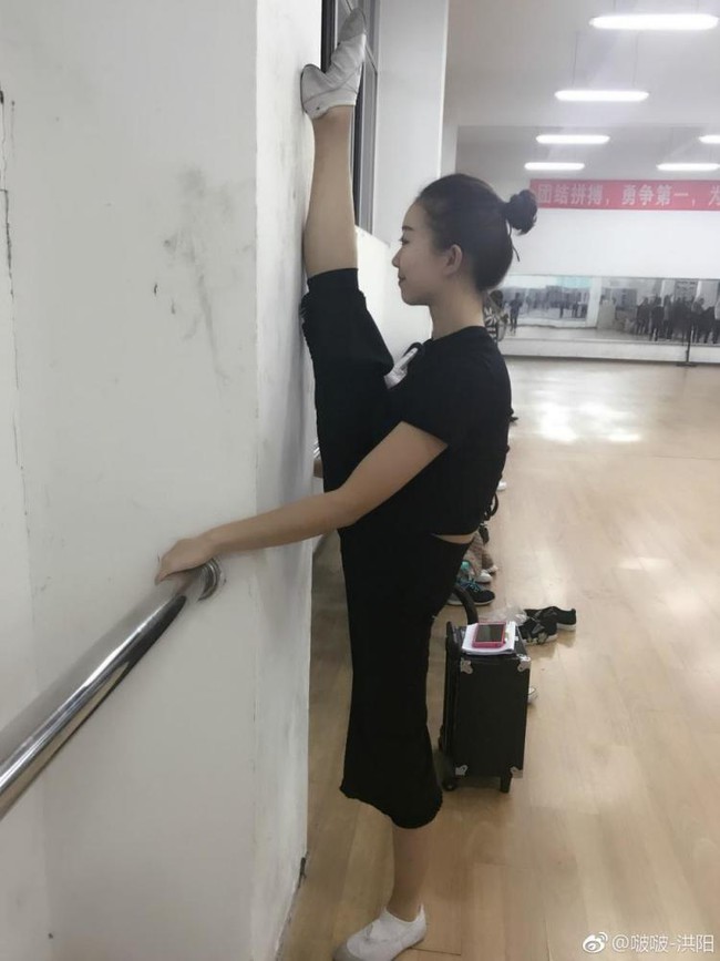 C&ocirc; nữ sinh ăn xoạc ch&acirc;n, ngủ xoạc ch&acirc;n, đến học b&agrave;i cũng xoạc ch&acirc;n - Ảnh 9.